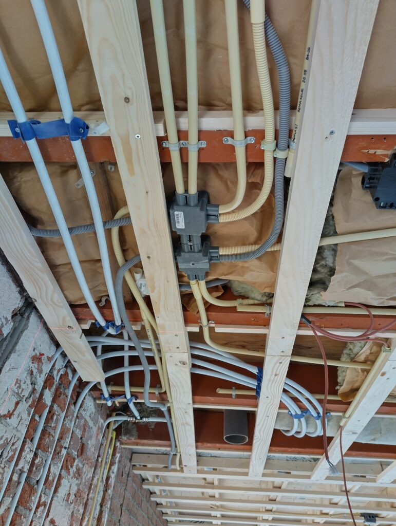 elektra en water en cv leidingen in het plafond